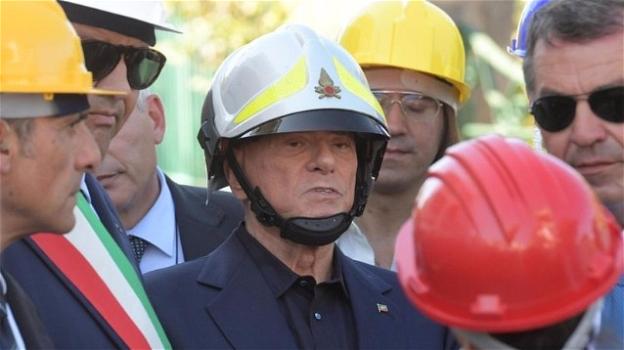 A Ischia Berlusconi saluta dal predellino dell’auto: storico rimando al lancio del Pdl datato 2007