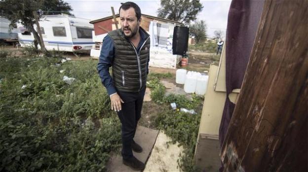 Campo nomadi di Castel Romano, Salvini: "Una vergogna che va rasa al suolo, 500/600 bambini vivono fra i rifiuti"