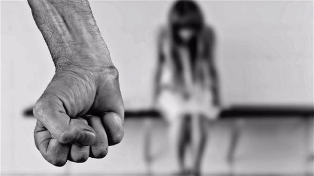 Treviso, stupra la figlia per otto anni cedendola agli amici del bar: grazie alla prescrizione niente carcere