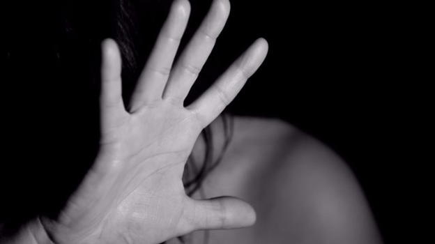 India: donna stuprata in pieno giorno. I passanti filmano tutto senza intervenire
