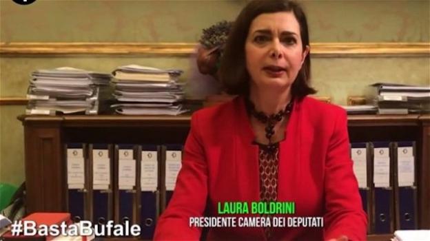 Laura Boldrini e la guerra contro le fake news: arriva il decalogo per divenire "debunker", detective del web