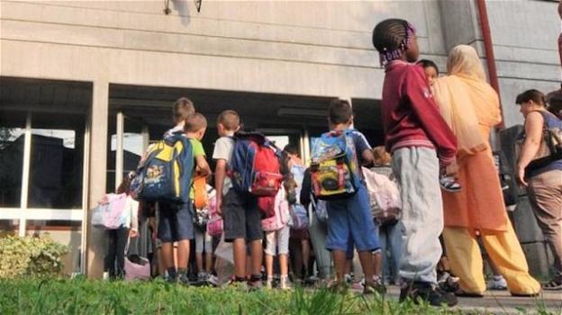 Bologna: africano pratica atti osceni di fronte alla scuola media