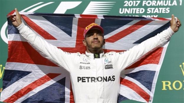 Formula 1: Hamilton ancora sul tetto del mondo. Perfetto in pista, ma quando apre bocca…
