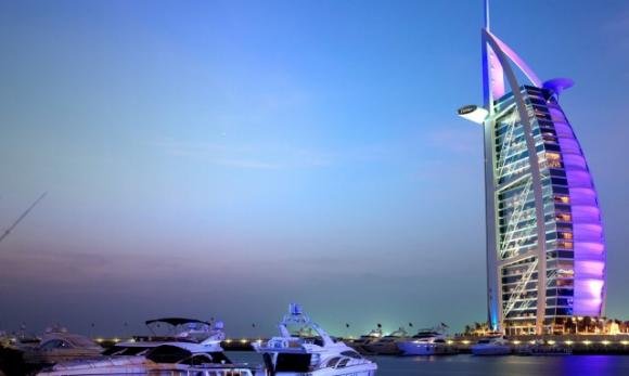 Dubai, azienda assume personale SENZA ESPERIENZA per 233.000 euro l&#8217;anno. Vuoi candidarti?