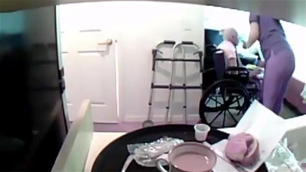 L’anziana 95enne sulla sedia a rotelle subisce abusi e violenze. La telecamera nascosta inchioda la badante