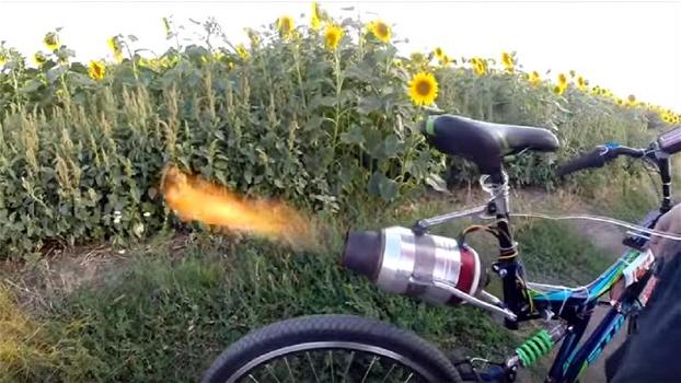 Ingegnere russo installa un motore a reazione su una vecchia bici. Quello che realizza è strepitoso!
