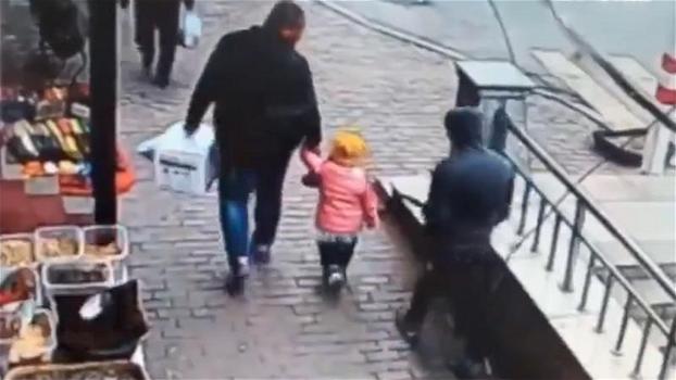Un papà passeggia per strada con la sua bimba. Quello che fa l’uomo con il cappuccio è terribile!