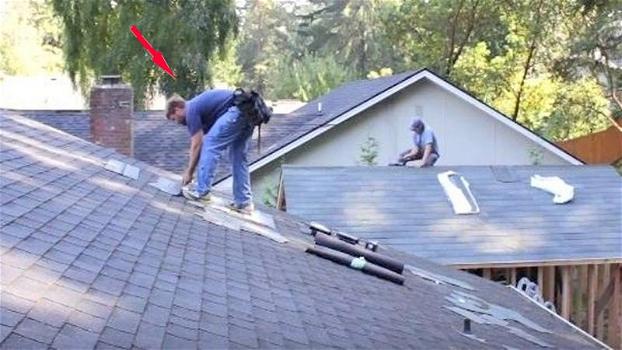 I carpentieri stanno lavorando sul tetto. Poi parte la musica ed uno di loro stupisce tutti!