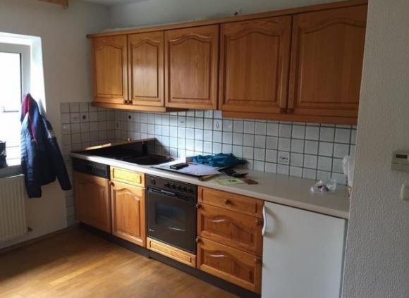 Desiderava una cucina più moderna e suo marito la accontenta: la trasformazione è stupenda!