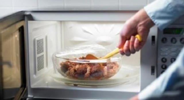 Forno a microonde: quali sono i rischi reali se lo usiamo?