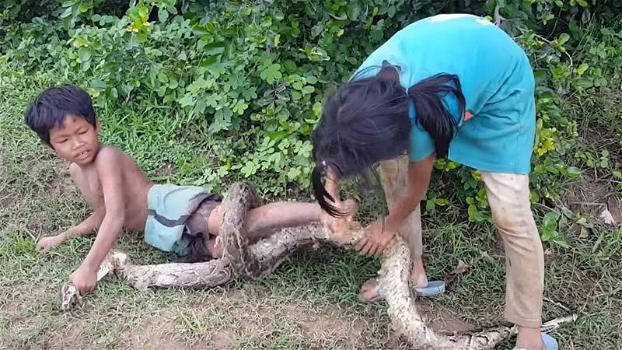 Due bambini usano se stessi come esche per catturare i serpenti e guadagnarsi da vivere