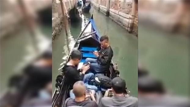 Giro in gondola a Venezia: i turisti guardano solo il cellulare ignorando le bellezze della Laguna