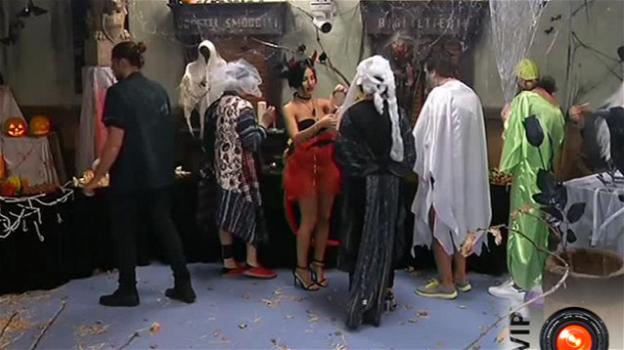 Grande festa di Halloween al "Grande Fratello Vip": i concorrenti si sono travestiti con look horror scelti dai loro fan
