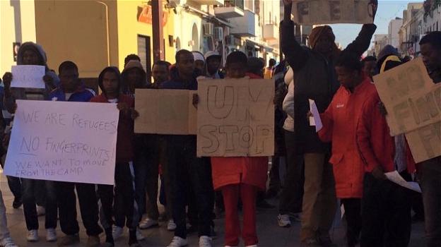 Lampedusa: tunisini in sciopero della fame per detenzione arbitraria, cibo scadente, negazione diritto d’asilo