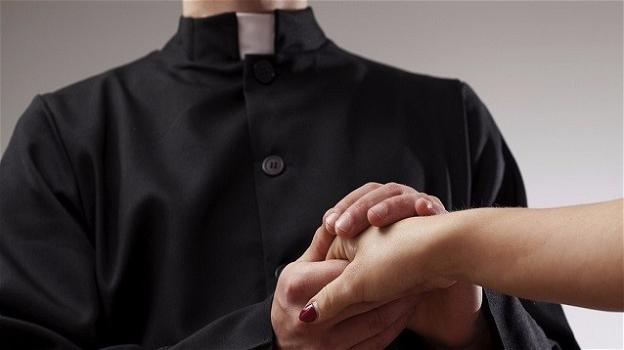 Lecce, parrocco accusato di violenza sessuale su una 14enne: la madre era a conoscenza degli abusi