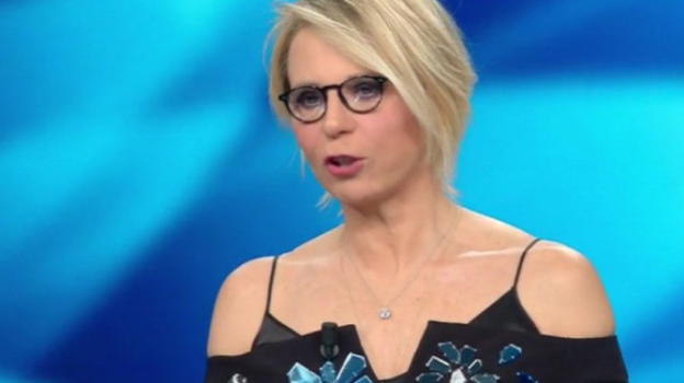 Maria De Filippi presa di mira nel programma "Sbandati": attacchi spietati contro la regina della TV italiana