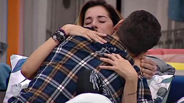 Grande Fratello Vip: Aida Yespica nega di aver baciato Jeremias Rodrìguez