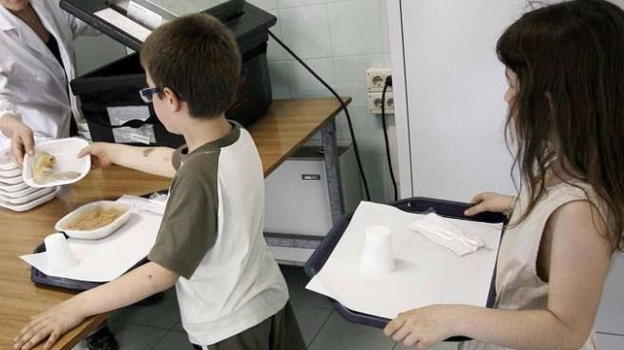 Arezzo: genitori non pagano la mensa, i bambini mangiano pane con l’olio