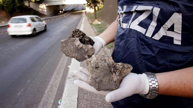 Sassi lanciati dai cavalcavia, muore una donna, e torna l’incubo