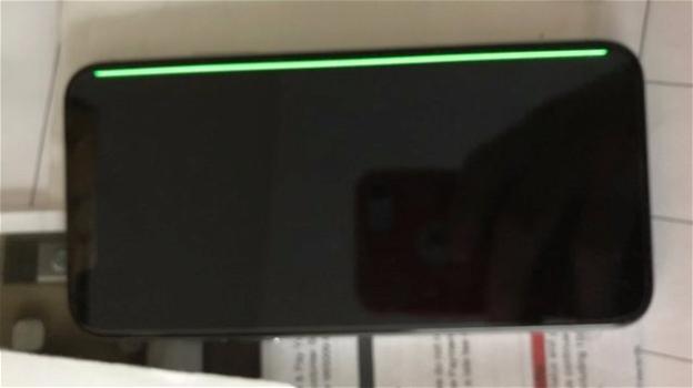 iPhone X, in alcuni esemplari è comparsa una riga verde a lato del display