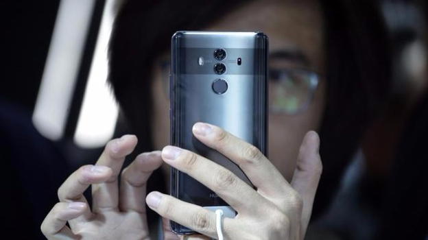 Ruba smartphone, fa un selfie, e lo invia alla proprietaria per posta elettronica