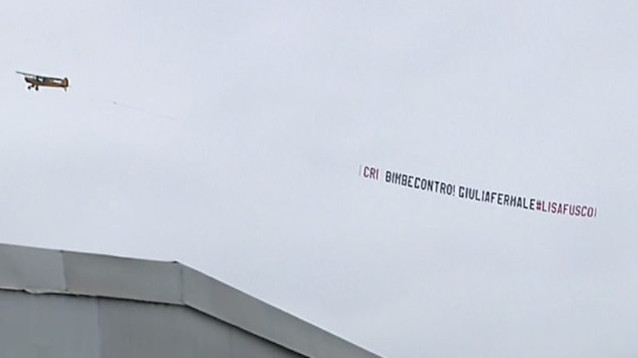 Grande Fratello Vip, un nuovo aereo allerta Malgioglio: le fan di Giulia De Lellis si stanno rivoltando contro di lui