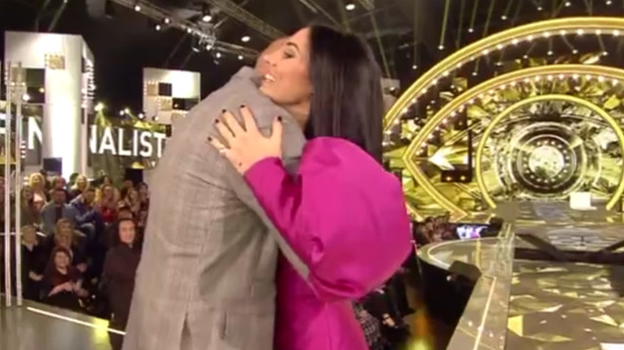 Grande Fratello Vip 2, Alfonso Signorini abbraccia Giulia De Lellis: ecco cosa le dice all’orecchio