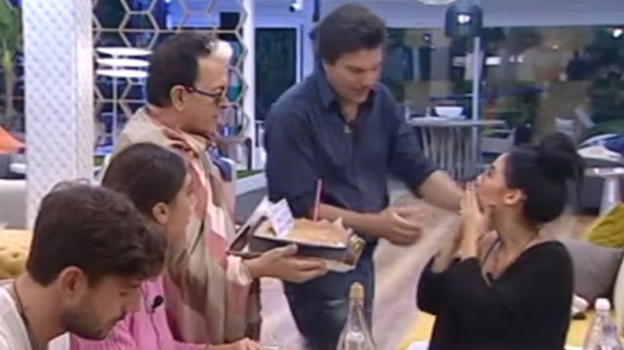 GF Vip, Malgioglio si arrende alla supremazia di Giulia De Lellis e prepara una torta per congratularsi