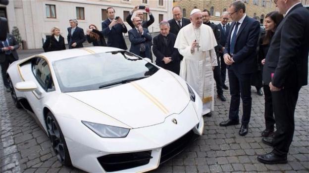 Lamborghini al Papa: già destinata alla carità