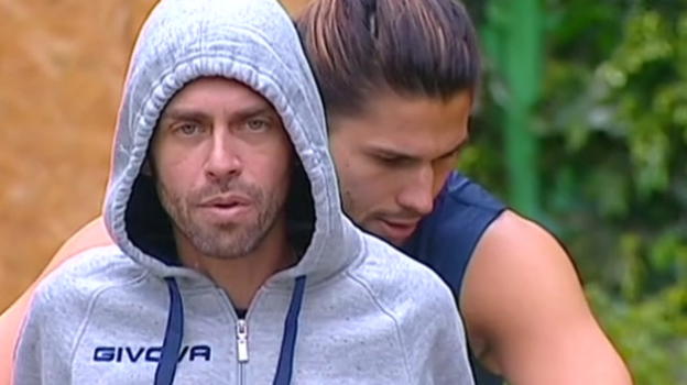 GF Vip, Onestini allena uno sconsolato Tonon: "Piuttosto che andare in palestra farei una rapina a mano armata"