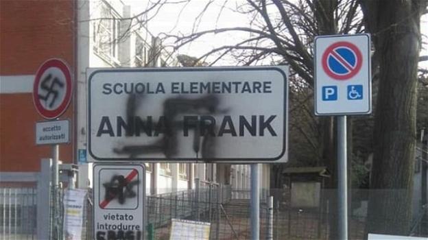 Pesaro, ignoti dipingono una svastica sul cartello della scuola "Anna Frank". Il sindaco reagisce
