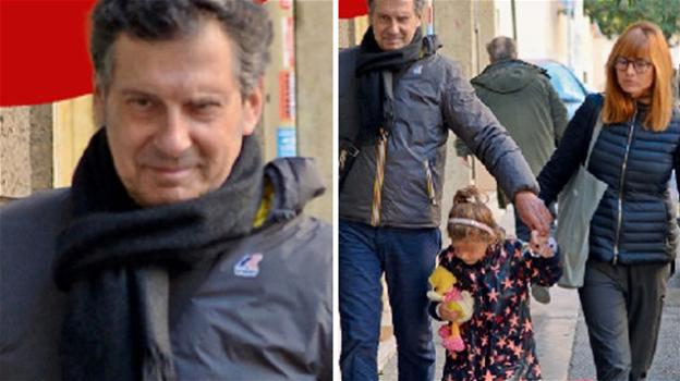Fabrizio Frizzi si sta riprendendo dopo il malore e passeggia con la sua famiglia