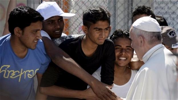 Papa Francesco: sguardo di compassione verso i migranti e i rifugiati