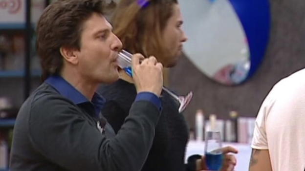 Grande Fratello Vip: Lorenzo Flaherty si ubriaca alla sua festa di compleanno