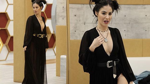 Pioggia di critiche sul look di Giulia De Lellis alla semifinale del GF Vip: spacco osé e mezza nuda