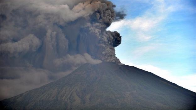 Paura a Bali per il vulcano Agung tornato in attività