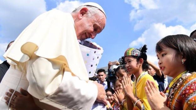 Papa Francesco dedica l’ultimo saluto in Birmania ai giovani: "Non abbiate paura di porre domande che facciano pensare"