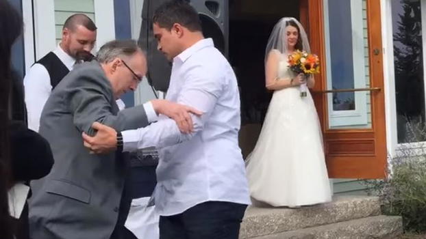 La leucemia l’ha costretto sulla sedia a rotelle: “Il mostro non mi impedirà di portare mia figlia all’altare”