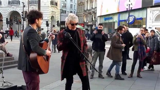 Rod Stewart sente un artista di strada cantare la sua canzone. Poco dopo gli chiede in prestito il microfono