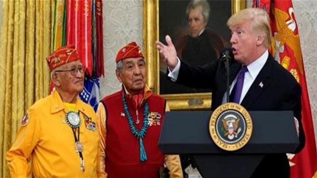 Trump offende una senatrice durante la cerimonia: “In rappresentanza del Congresso abbiamo Pocahontas”.
