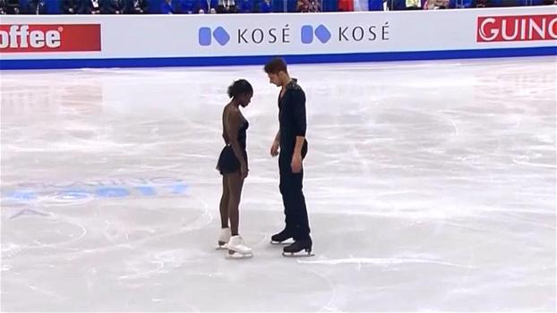 Due ballerini iniziano a pattinare sul ghiaccio. La loro esibizione fa venire la pelle d’oca!
