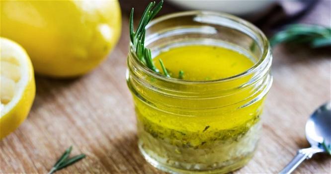 Spremi il limone nell’olio d’oliva: ne basta un cucchiaino tutte le mattine per avere risultati sorprendenti