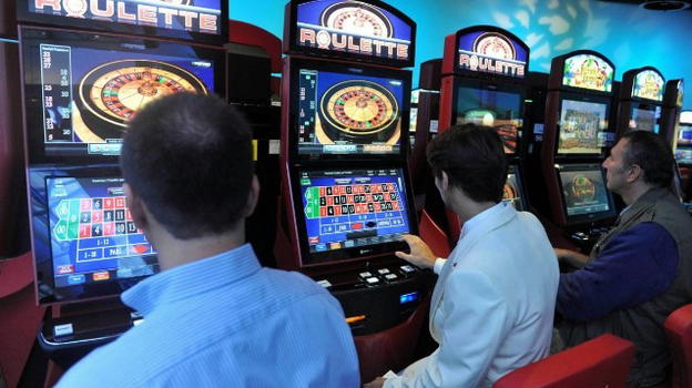 Brescia: abbandonati in auto mentre la madre si prostituisce e il padre gioca alle slot