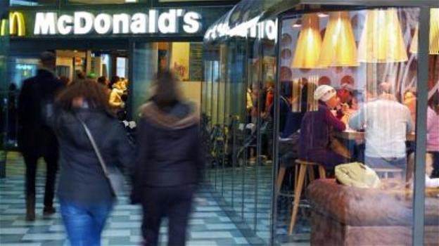 Milano, giovane vigilante McDonald’s aggredito ed accoltellato da un gruppo di nordafricani
