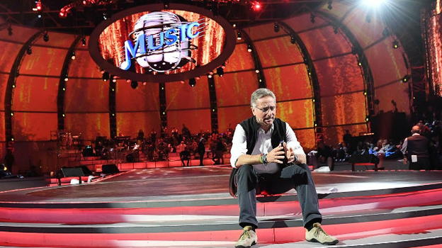 In partenza "Music", ma Paolo Bonolis sa che i cattolici potrebbero spegnere la tv