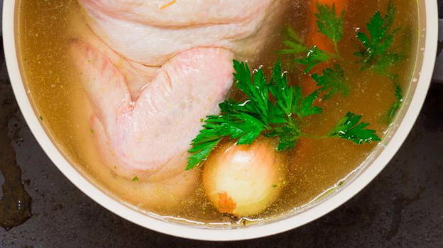 Brodo di pollo: proprietà benefiche e perché consumarlo
