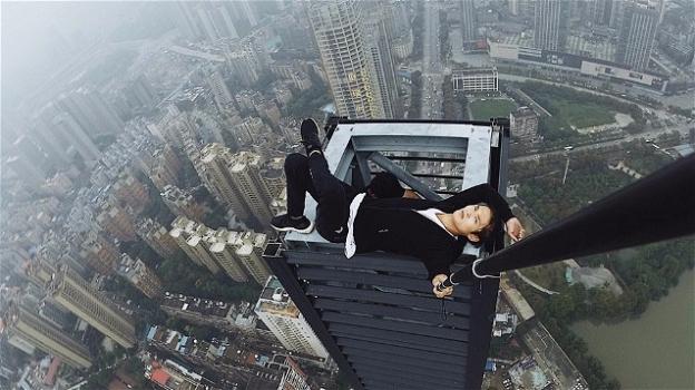 Cina: lo stuntman Wang Yong Ning cade nel vuoto per un selfie