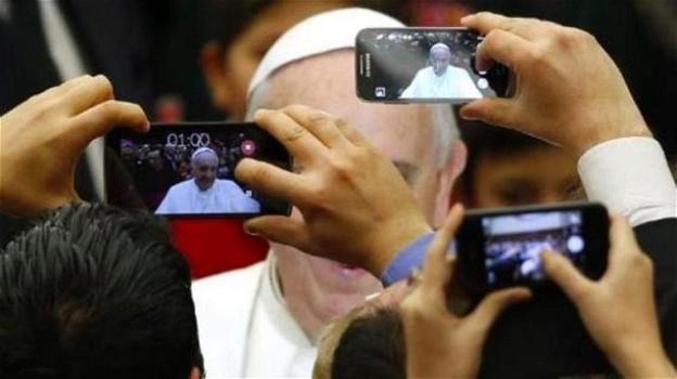 Papa Francesco non risponde a WhatsApp, un Papa-robot sì