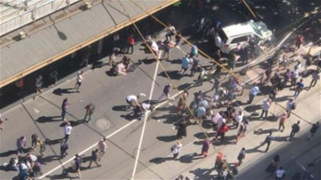 Attentato a Melbourne, suv si lancia sulla folla: 14 feriti