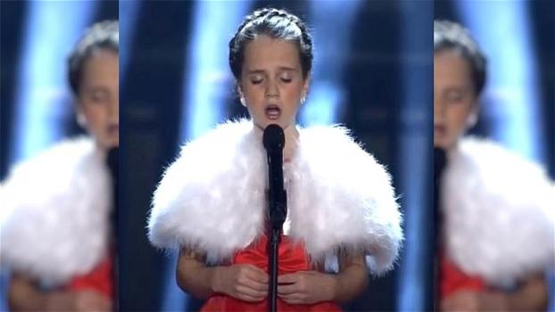 Viene invitata sul palco di un concerto di Natale: la voce di questa bimba è straordinaria!